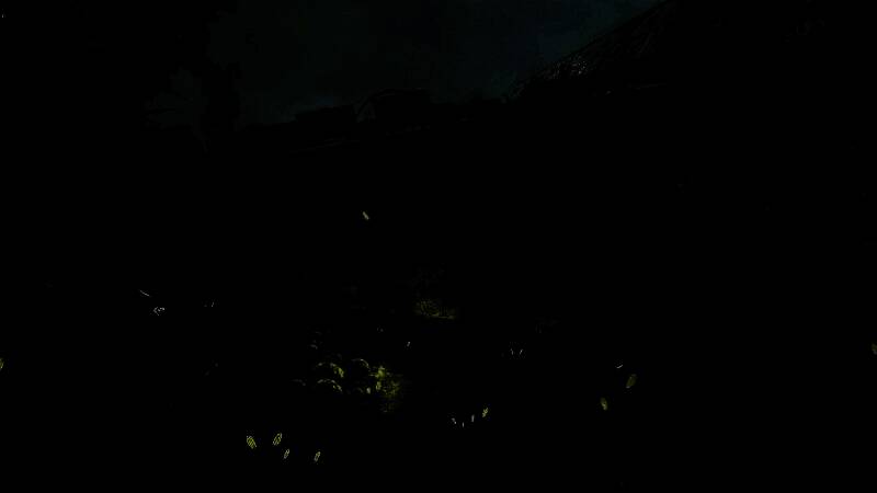 战斗实况视频截图，角色与敌人激烈交火，特效逼真