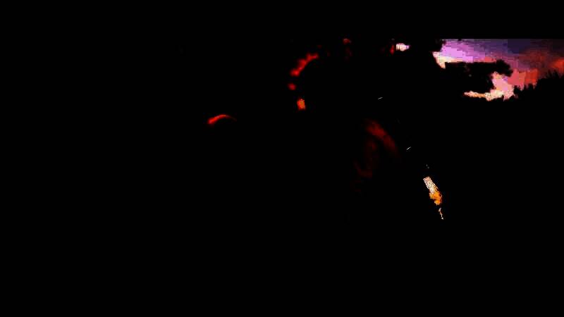 角色神情紧张，手持武器隐藏于暗巷之中，气氛压抑