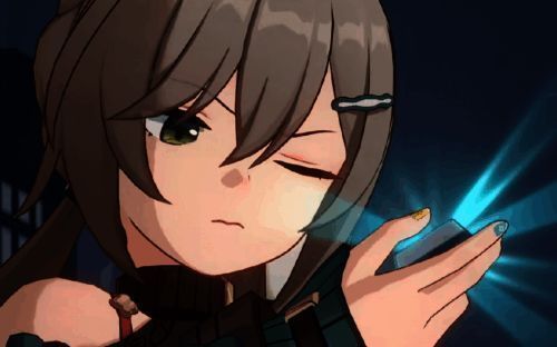 青雀慵懒地靠在桌边，手中拿着一本古籍