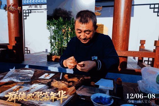 非遗文化集市热闹非凡，玩家体验漆扇与板画制作