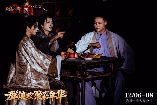 沉浸式舞台剧精彩上演，演员演绎经典角色情义深重