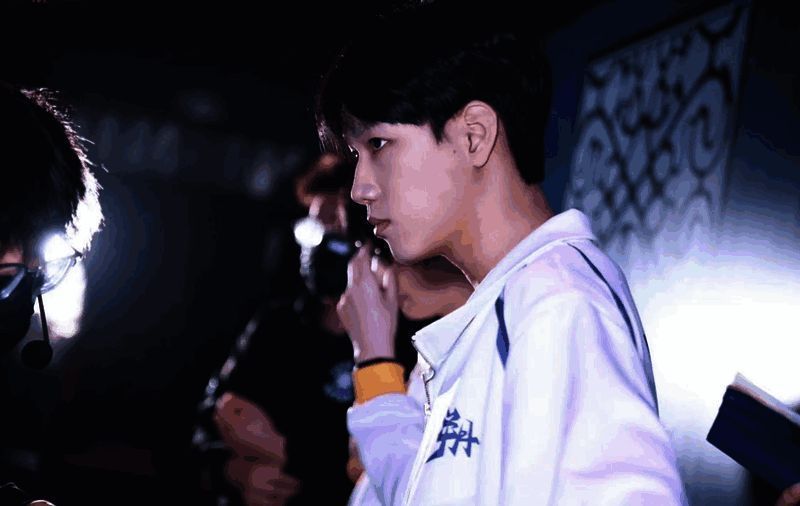 TE_YangY选手正面特写，身穿战队队服神情专注