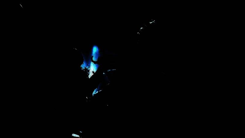 远处是巨大的古代机械装置，细节刻画精致，世界观宏大