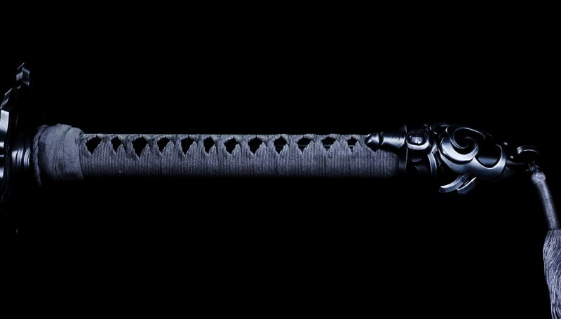 长刀整体侧面视角展示，线条流畅充满未来科技感