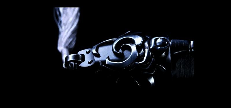 长刀收纳展示图，配有专属支架与包装盒，凸显收藏价值