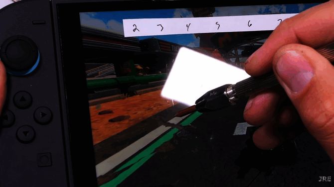 Switch 2手柄被美工刀划过，表面出现明显划痕