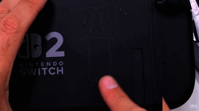 Switch 2背面被美工刀雕刻出图案，清晰可见