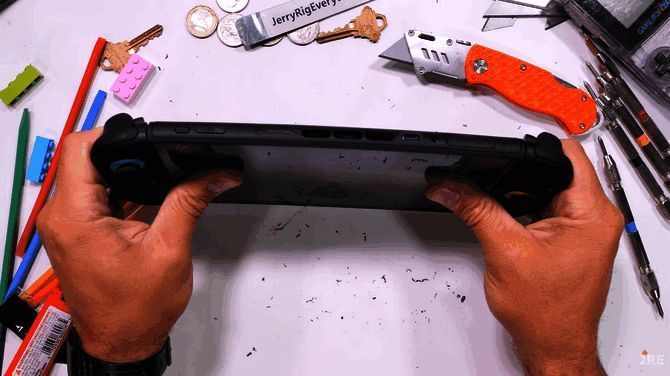 Switch 2被用力掰弯，机体发生明显变形