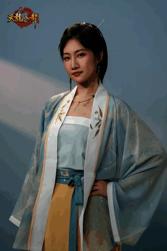 凌之轩在录音室工作照，身着休闲装，面带微笑面对麦克风