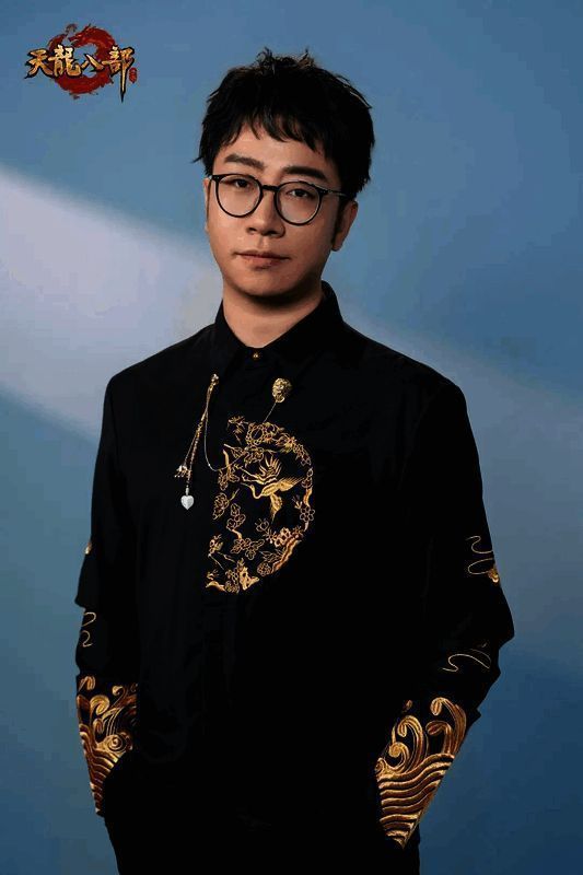 小义学长在录音棚中认真录歌的画面，背景可见多个古风音乐专辑封面