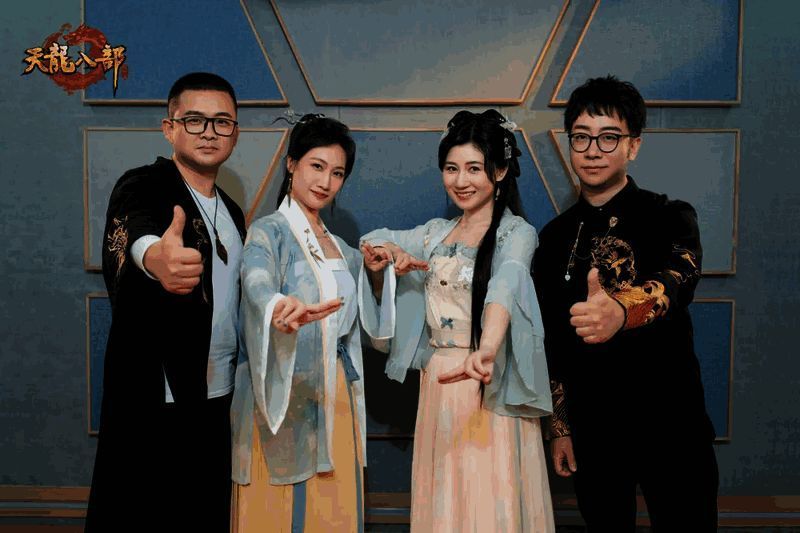 嘉年华现场布置概念图，中央为巨型主题曲展板，周围有观众席与互动区域