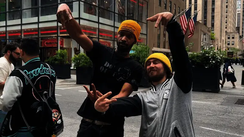 ChickenDog站在空荡街道上，身旁贴有Warp Pipe Pass标识的提示牌