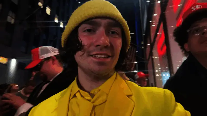 ChickenDog手捧NS2礼盒走出门店，脸上洋溢着激动的笑容