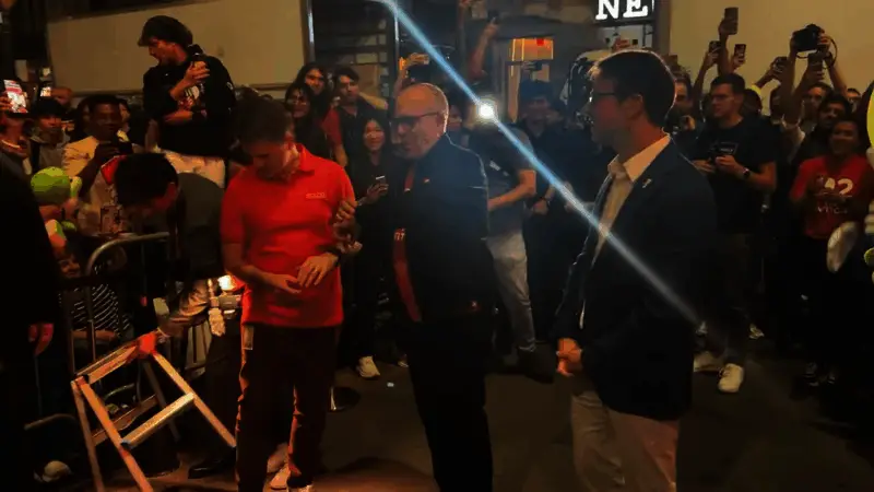 店内灯光明亮，员工正热情接待首批顾客，背景可见NS2展示区