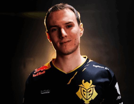 Perkz在比赛中神情专注，手速飞快操作角色