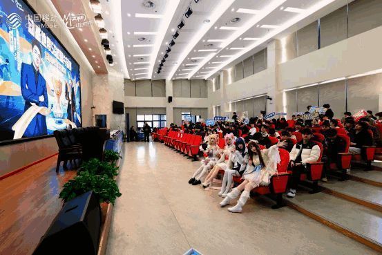 活动背景墙写满学生签名，象征着他们对电竞梦想的坚持与追求