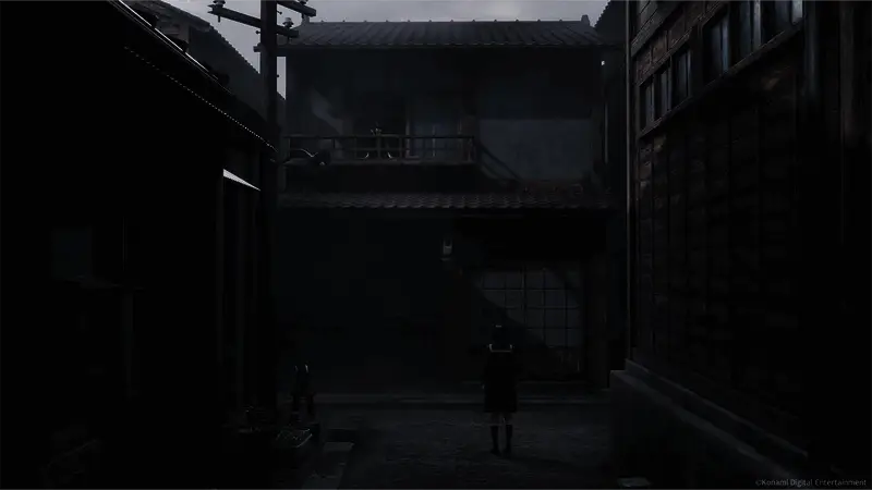 游戏场景展示，主角在昏暗街道上紧张前行，周围弥漫着浓雾与不安气息