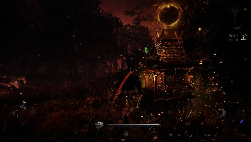 BOSS战画面，巨大怪物挥舞利爪直扑主角而来