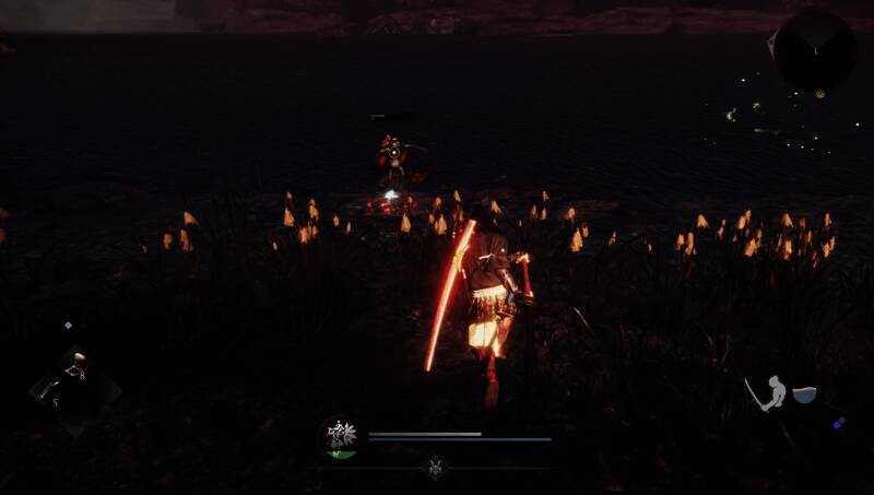 角色在密林中穿梭，身后是追击而来的敌人