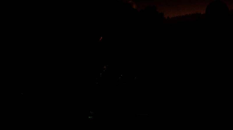 主角跃起空中发动强力斩击，敌人四散飞开