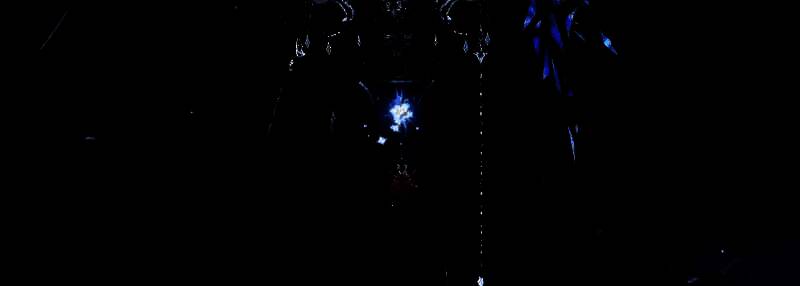 银棘血珀挂饰近景，血红色宝石内部有火焰纹理