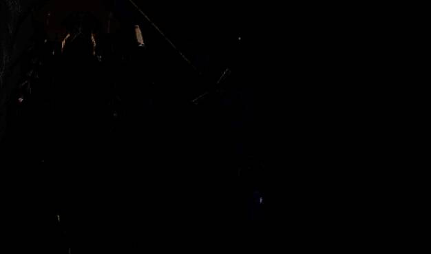 贝斯特喵挂饰特写，散发幽紫光芒，造型小巧可爱