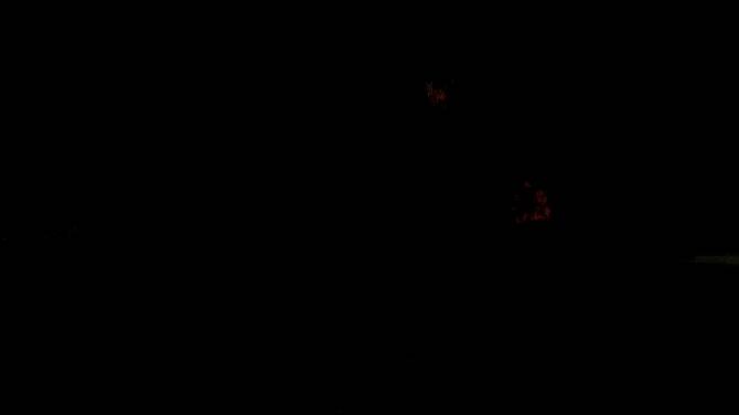 玩家在废墟环境中持枪对战怪物的游戏实机画面