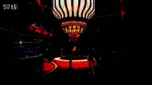 角色在街头与异象互动的场景，周围有霓虹灯和行人