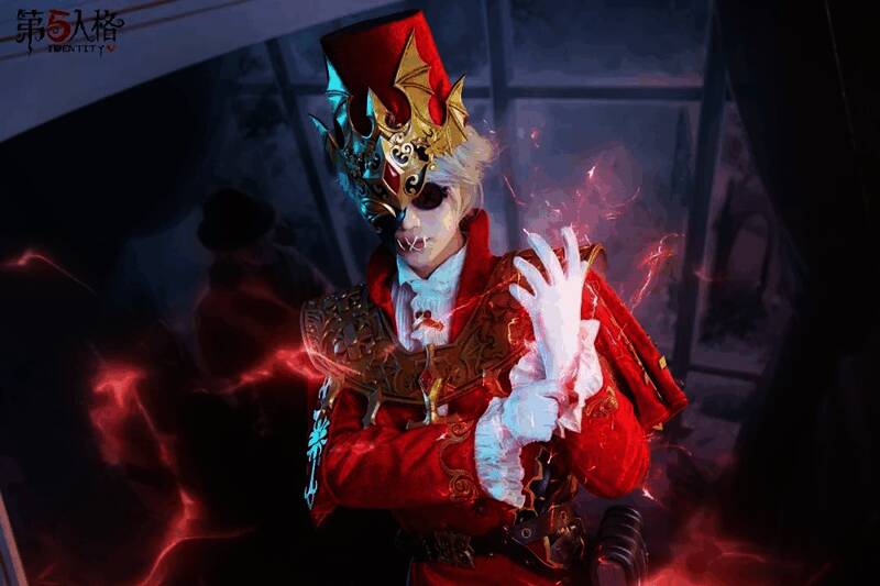 舞女角色COSER现场演绎，服装精致细节满满