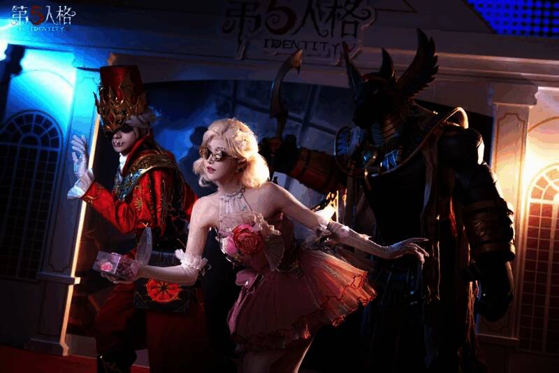 多位玩家与COSER合影，现场气氛高涨