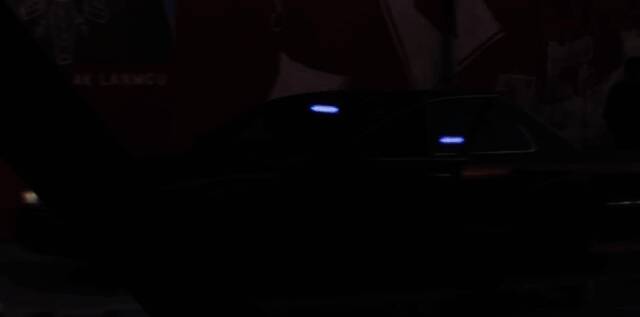 《GTA6》中警车变身画面，黑色轿车突然亮起警灯并鸣笛