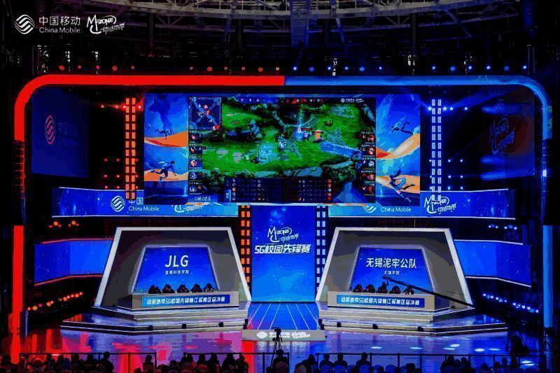 动感地带电竞比赛现场，多支高校战队准备就绪，气氛紧张而热烈