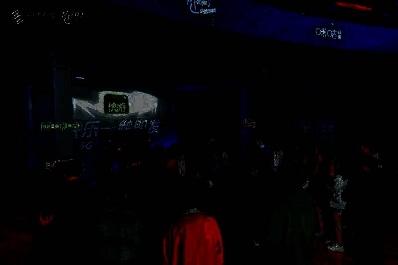 动感地带品牌展区吸引众多学生驻足体验，现场充满青春活力