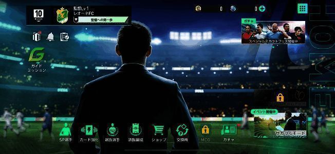 游戏界面展示球员训练场景，教练正在指导年轻球员提升技能