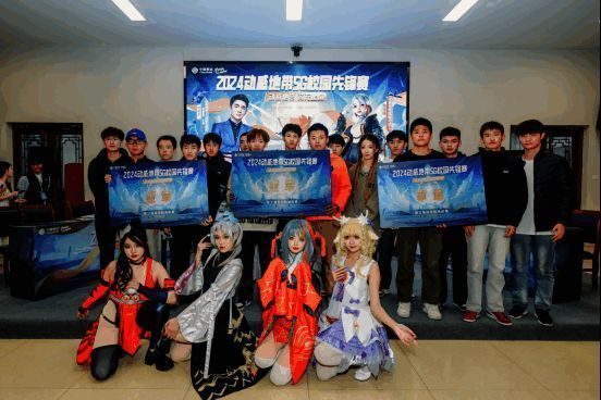 比赛现场座无虚席，观众热情高涨，选手们专注投入地进行激烈对决