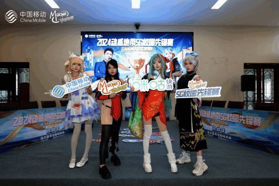 选手们在比赛中全神贯注，键盘飞速敲击，屏幕上的战斗画面紧张刺激