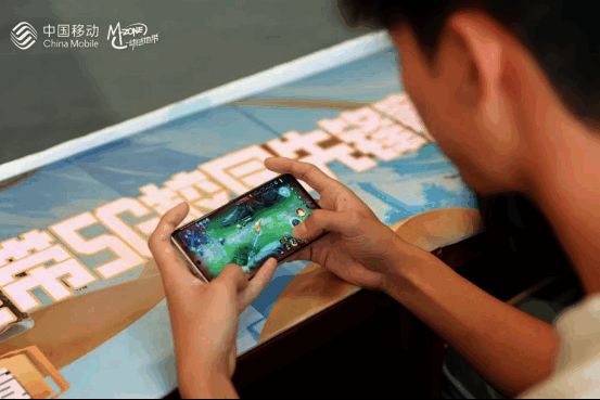 终极战队成员激动庆祝胜利，背景是大屏幕上闪耀的胜利特效