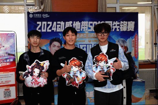 亚军与季军战队代表握手合影，彼此表达敬意与鼓励