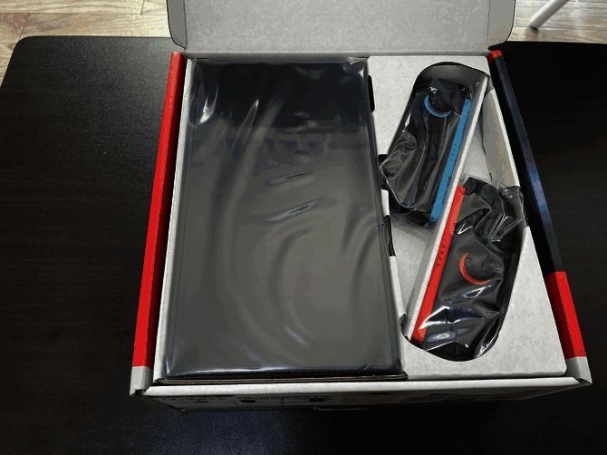 Switch 2主机开启状态下的正面视角，屏幕显示开机画面