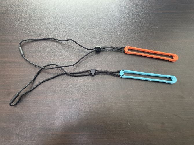 Joy-Con 2手柄背面特写，新增防误触挂绳孔设计