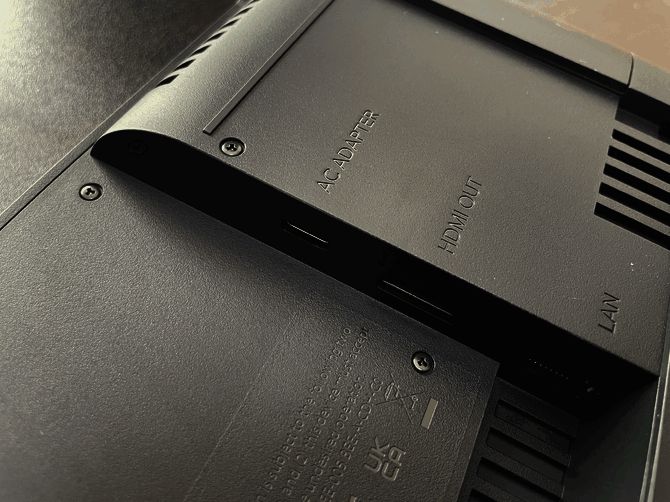 底座侧面视角，可看到加强型散热通风口设计