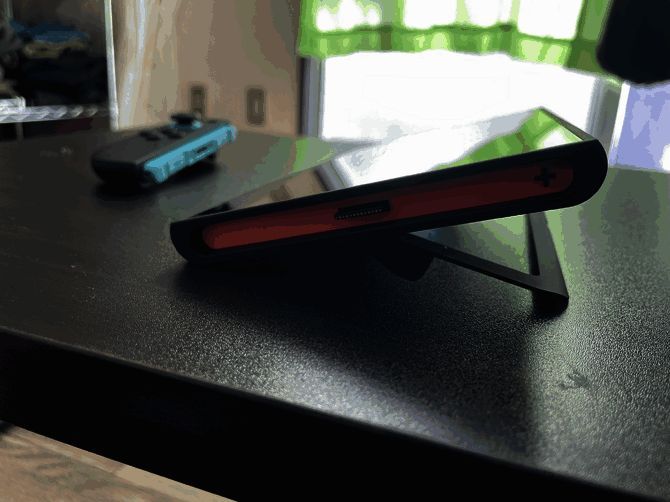 Switch 2与初代机型并列摆放，尺寸差异不明显