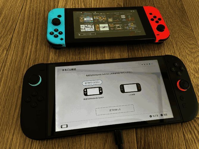 Switch 2搭配多款外设使用场景展示，包括电视模式与手持模式切换