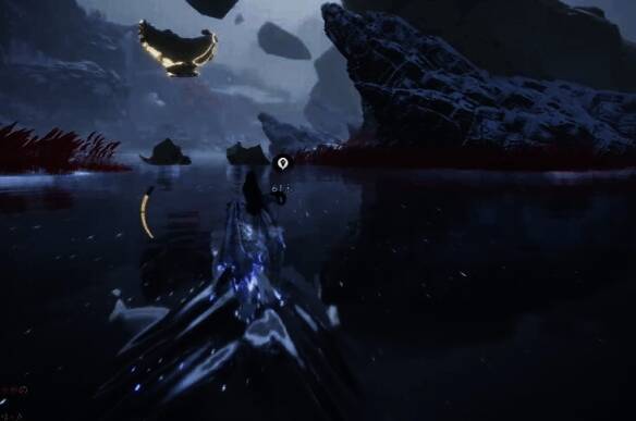 水面上浮现月影错叠的特写画面