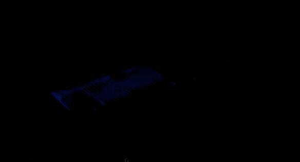 角色站在屋顶准备翻越的画面截图