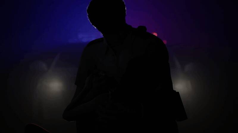 主角在多个宇宙间穿梭，背景呈现不同风格的城市与荒野场景