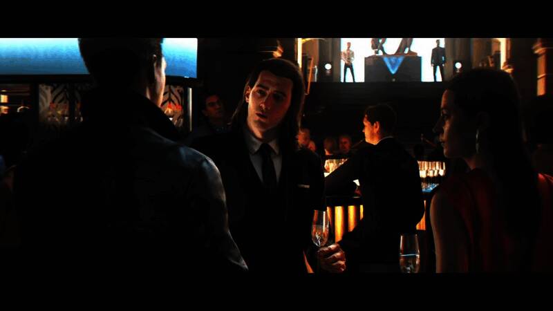 车内激烈追逐战，邦德驾驶高性能跑车在狭窄街道飞驰，后方车辆紧追不舍