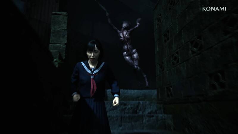 主角在昏暗森林中穿行，周围树木仿佛具有生命般扭曲缠绕