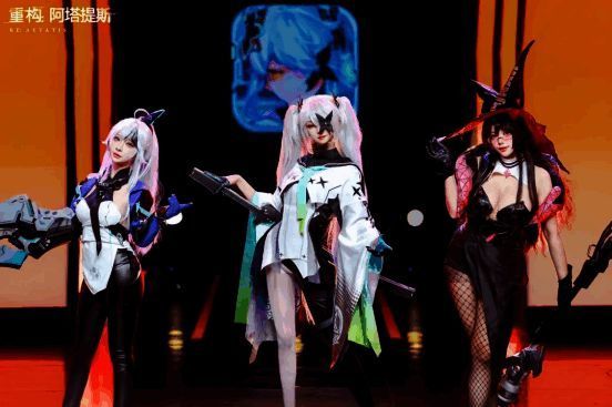 游戏内精美角色立绘展示，展现二次元美术风格