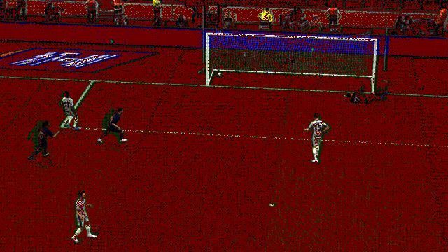 克鲁伊夫外脚背传中画面，皮球划出一道优美的弧线越过防守线